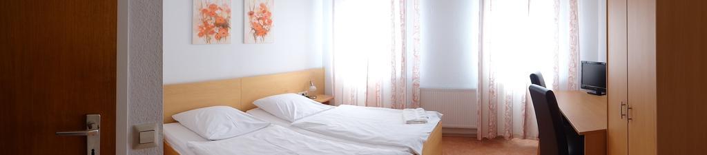 Hotel-Restaurant Zum Goldenen Hahnen Markgröningen Eksteriør billede